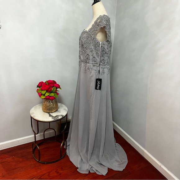 La Femme Silver Embroidered & Embellished Cap Sleeve Gown- New With Tag -Reemoly - Picture 9 of 17